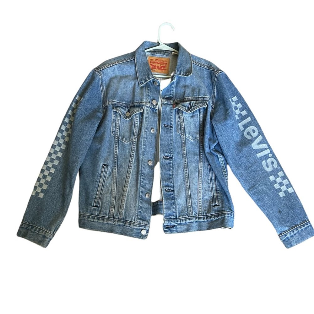 Levis Denim Jean Trucker Jacket Men's Size L Nascar Drag Racing Checkered Flag.